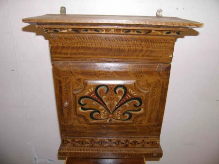 6762 - Skrinka zavesna malovana  48 x 22 cm  V - 52 cm  -  3 300 kc 